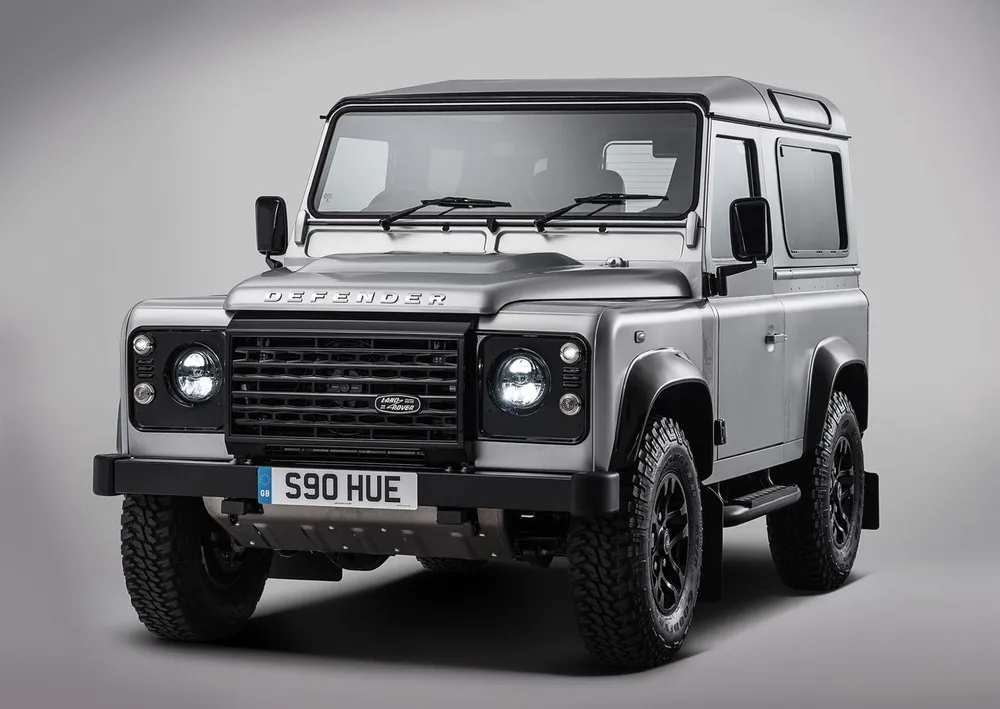 2022 Land Rover Defender 90 SE (P300)