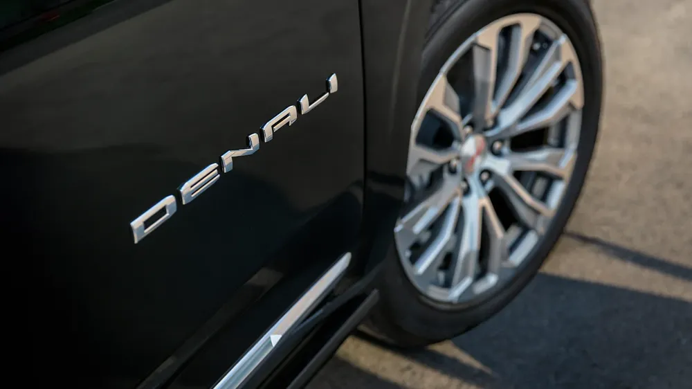 2024 GMC Yukon Denali 6.2L V8 (AWD)