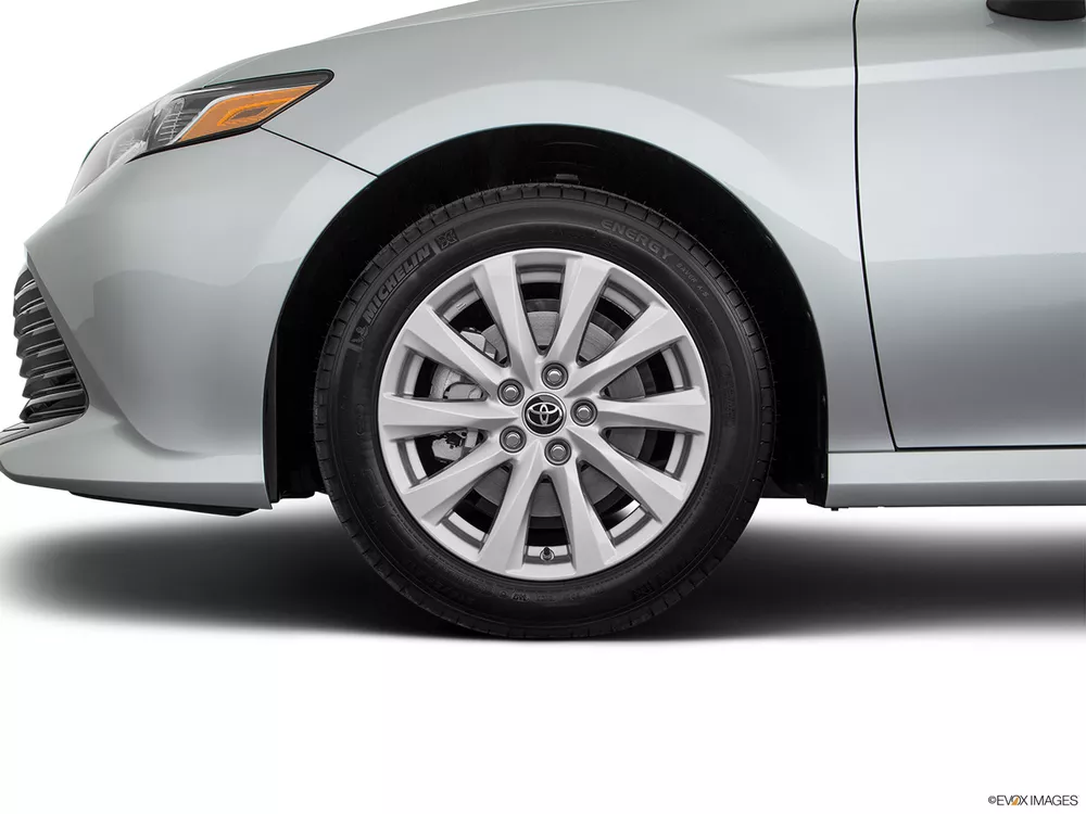 2019 Toyota Camry 2.5L LE Hybrid (212 HP)