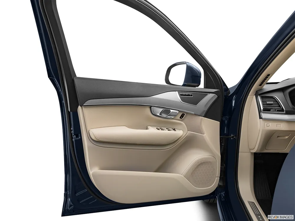 2022 Volvo XC90 2.0T B5 Momentum AWD (7-seats)