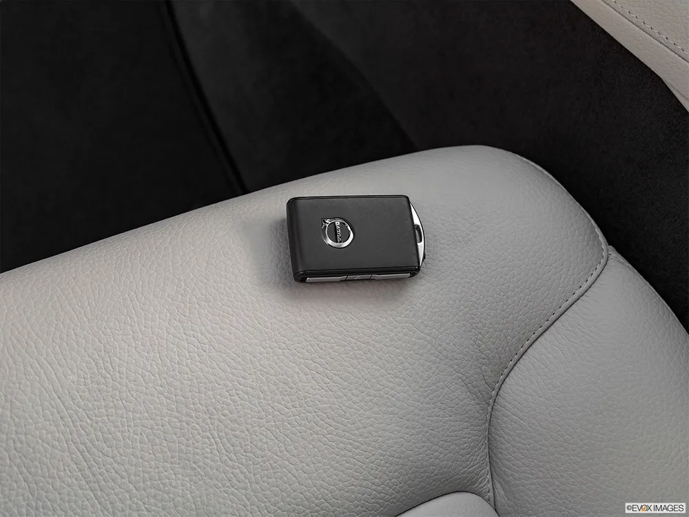 2022 Volvo XC90 2.0T B5 Momentum AWD (7-seats)